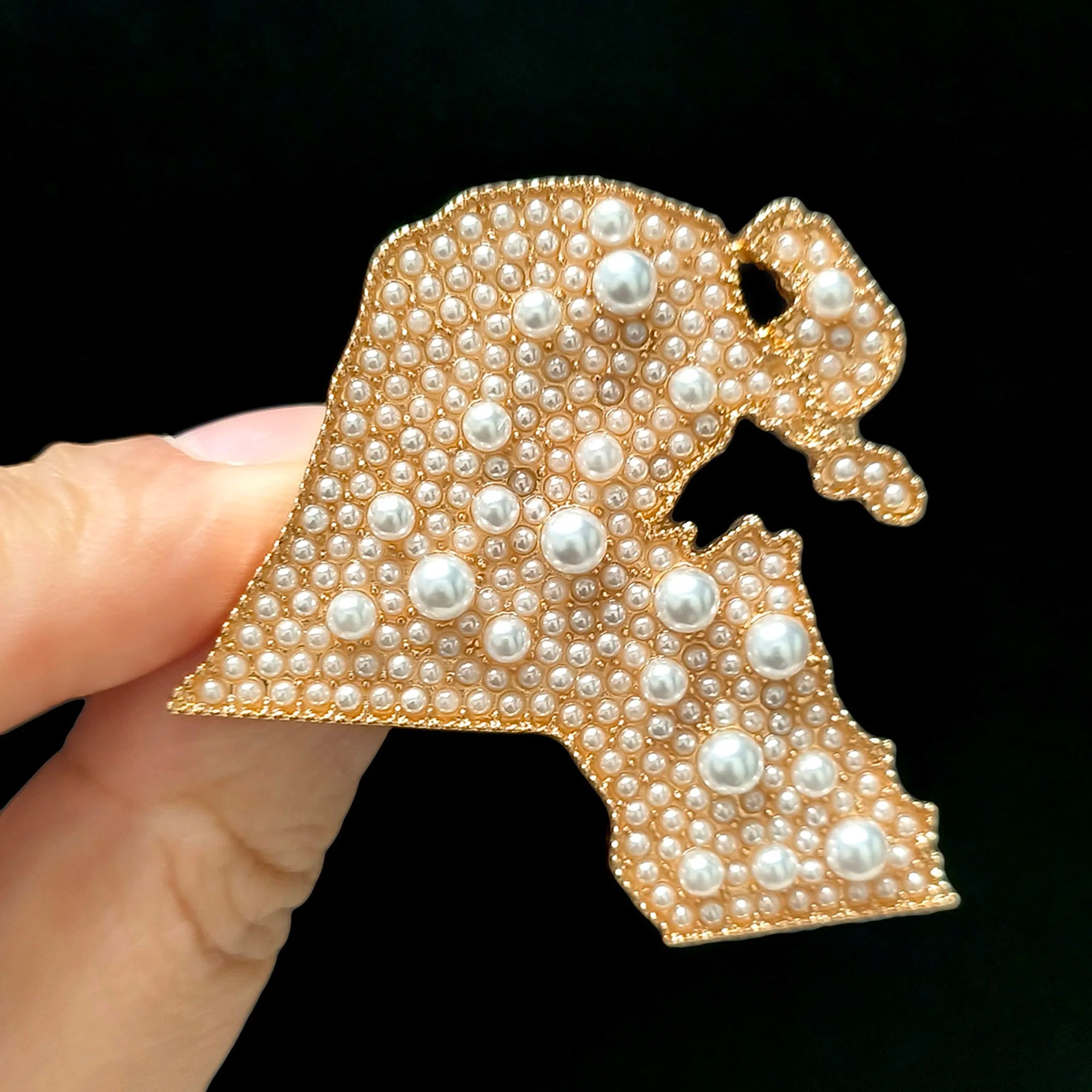 Beaut&Berry Luxury Pearl Kuwait Map Brooches for Women Unisex Novelty Pins Casual Party Jewelry Accessories Gifts Decoration