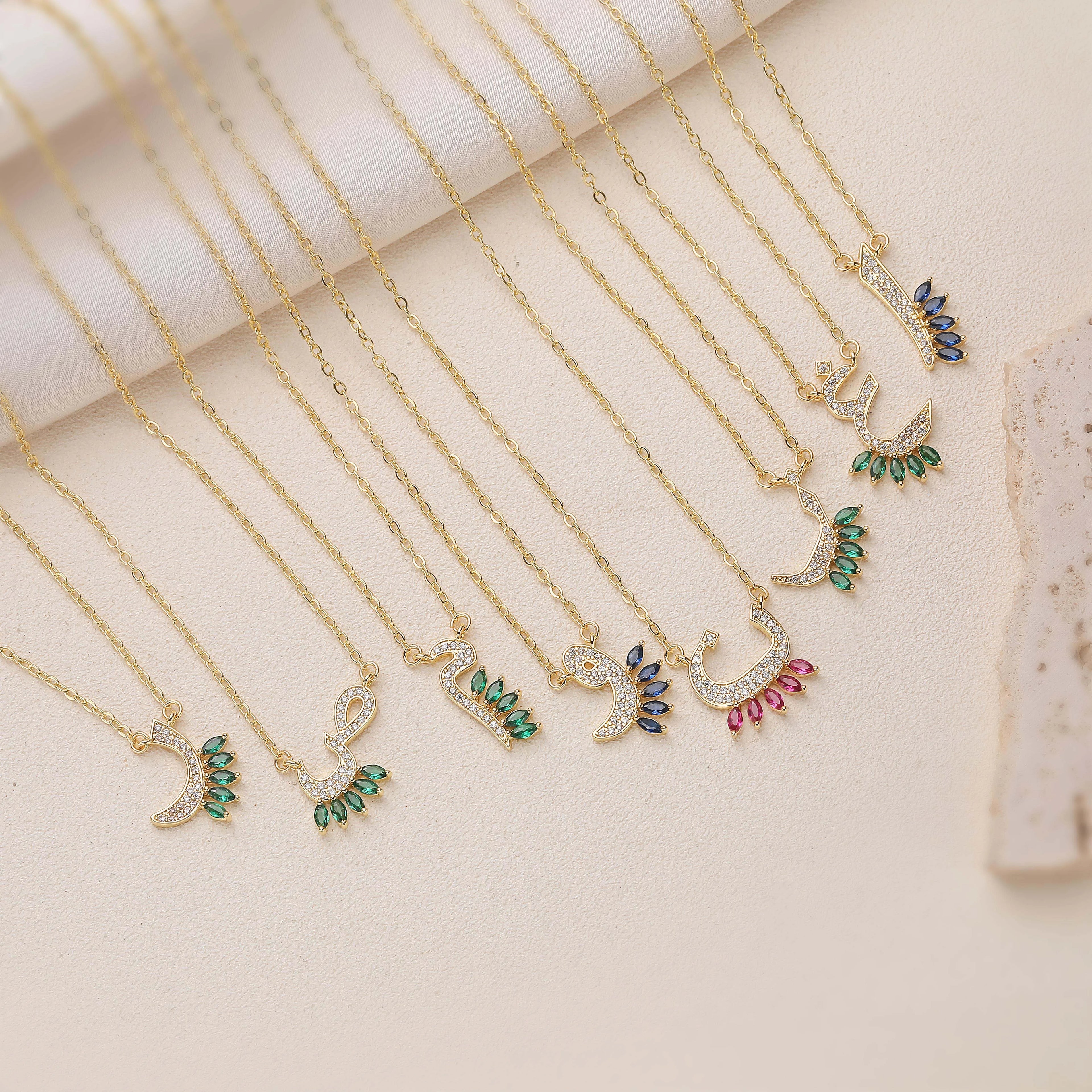 HECHENG,Sweet and Cute Dinosaur-Shaped Zirconia Arabian Letter Charm Pendant Necklace with Collarbone Chain Body Jewelry 1 Piece